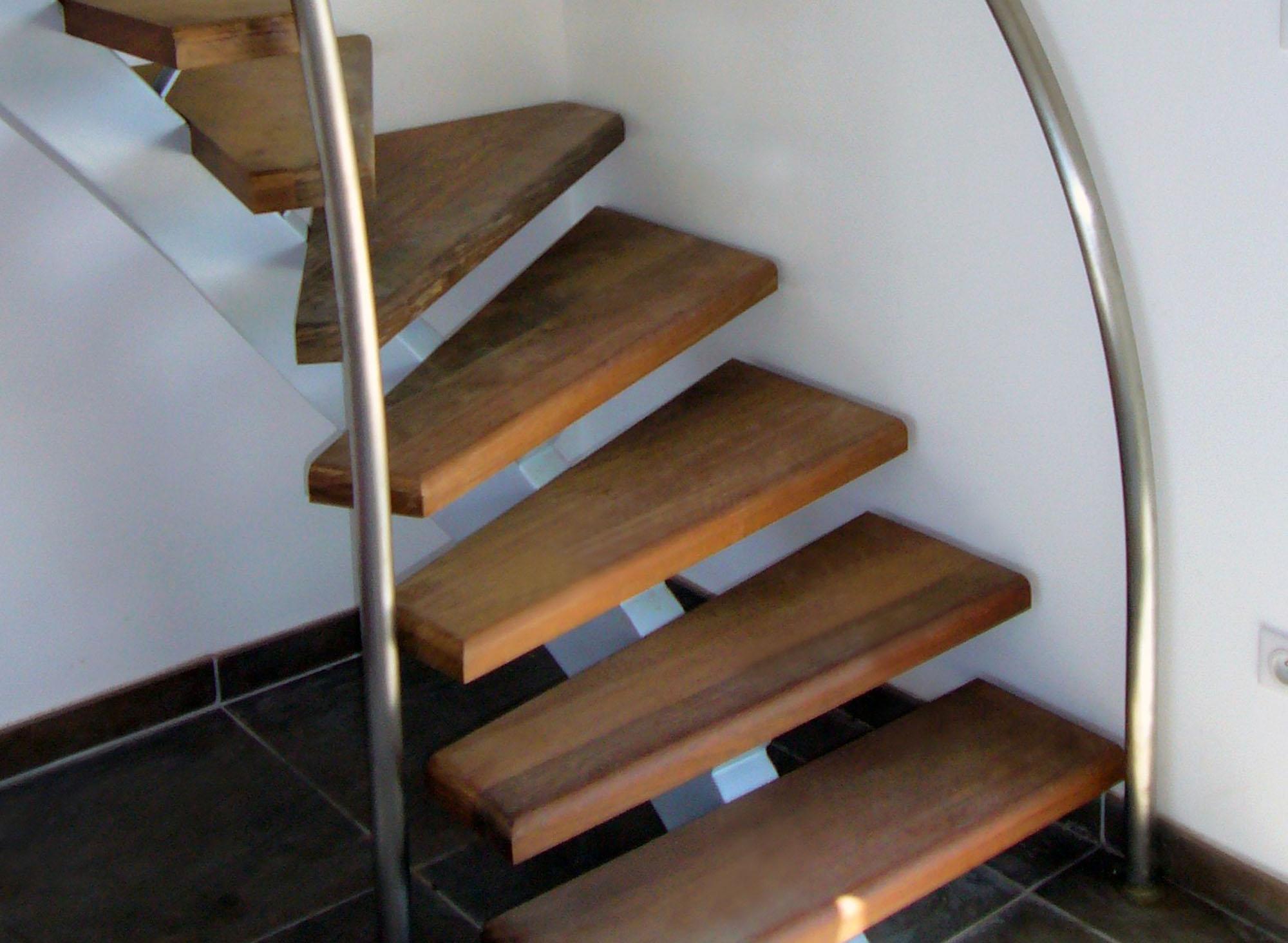 Escalier structure métallique marches bois